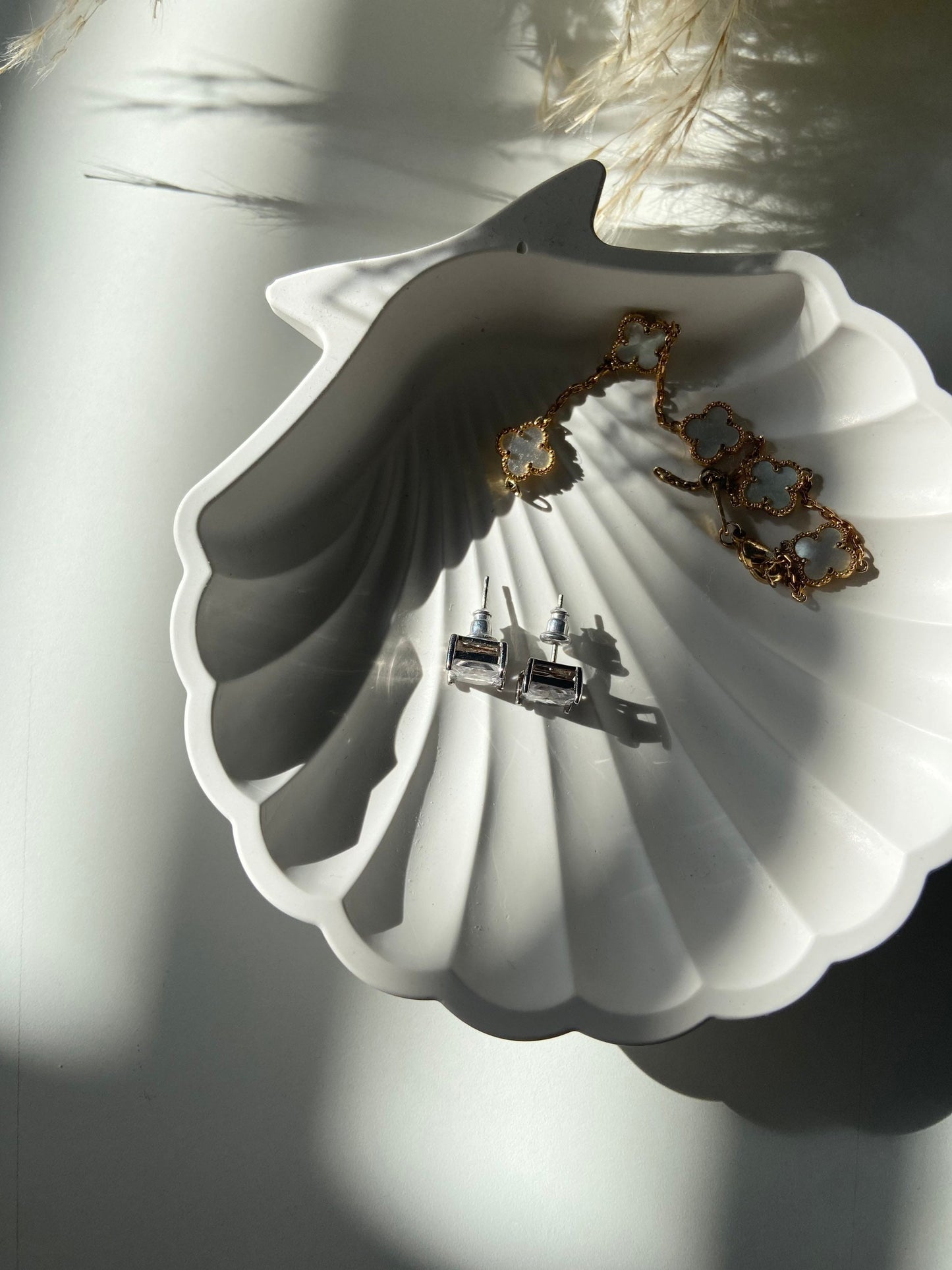 Clam Shell Trinket Dish| Concrete Shell Dish | Ring Dish | Trinket Dish | Jewellery Dish | Nightstand Tray | Elegant Aesthetic Tray